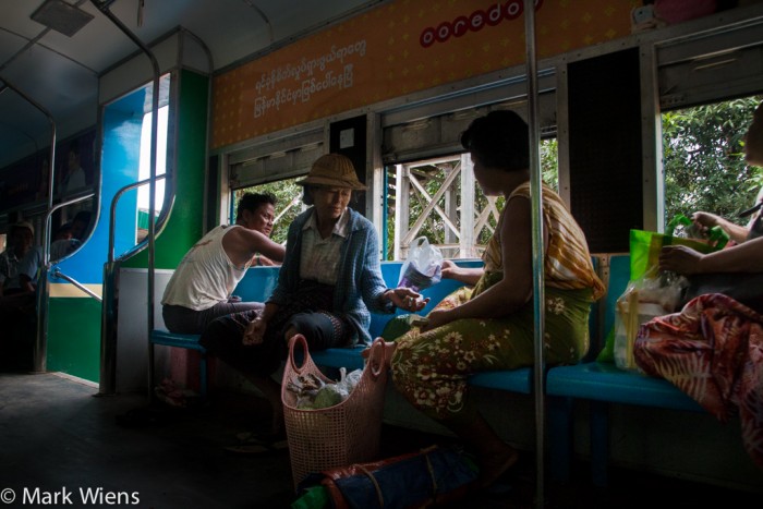 Đi tàu lửa khám phá ngoại ô Yangon